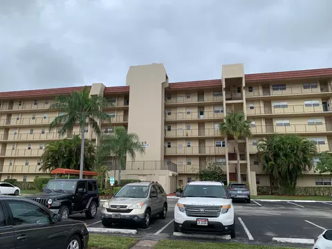 3590 Via Poinciana #404, Lake Worth, FL 33467