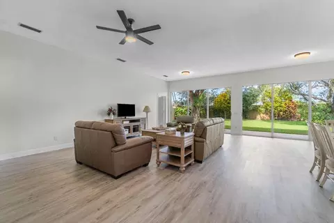8719 Wakefield Dr, Palm Beach Gardens, FL 33410