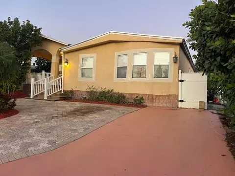 8287 SE Swan Ave, Hobe Sound, FL 33455