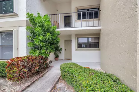6944 Briarlake Cir #105, West Palm Beach, FL 33418