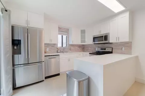 701 Waterview Dr, Palm Springs, FL 33461