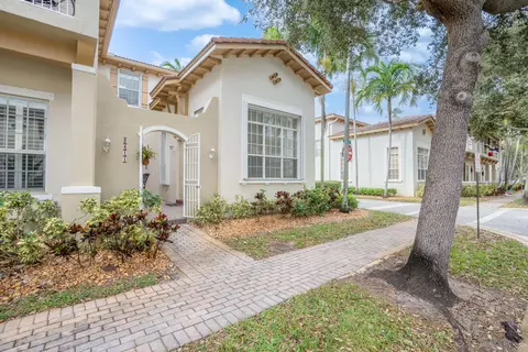 2411 NW 7th St, Boynton Beach, FL 33426