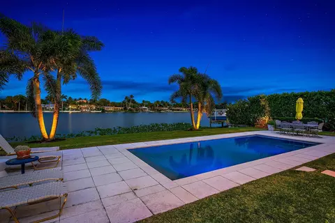 7128 W Lake Dr, Lake Clarke Shores, FL 33406