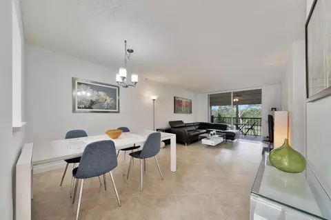6865 Huntington Ln #202, Delray Beach, FL 33446