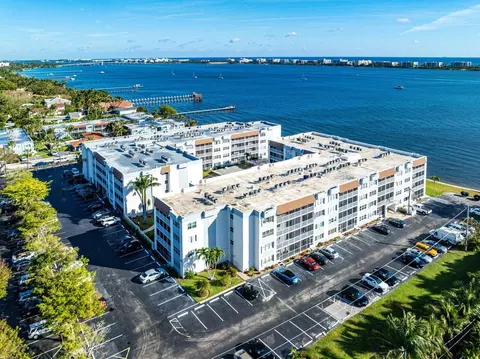 1502 S Lakeside Dr #305, Lake Worth Beach, FL 33460
