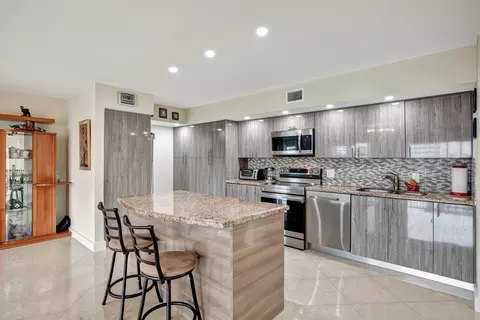 1301 NE 7th St #318, Hallandale Beach, FL 33009