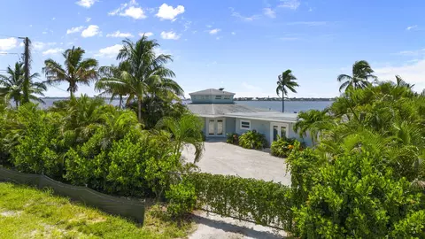 993 NE Orange Ave, Jensen Beach, FL 34957
