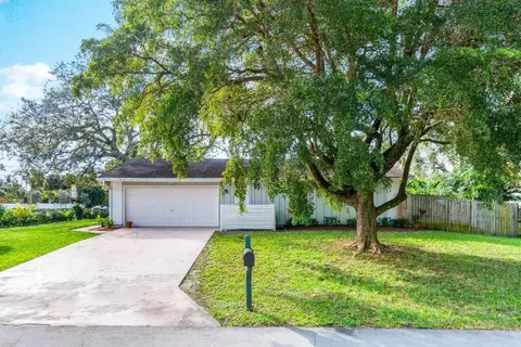4516 Pinetree Dr, Delray Beach, FL 33445