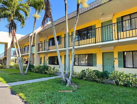 1825 Meadows Cir, Boynton Beach, FL 33436