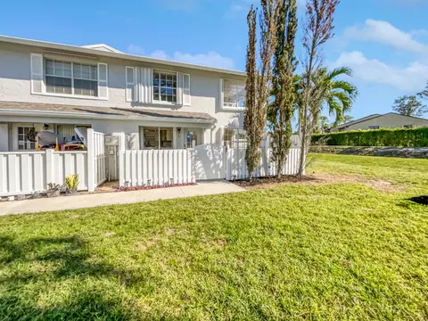 215 Foxtail Dr #I, Greenacres, FL 33415