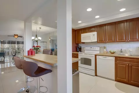 3186 Via Poinciana #412, Lake Worth, FL 33467