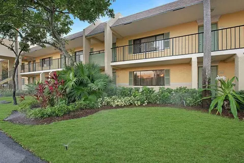 707 Meadows Cir, Boynton Beach, FL 33436