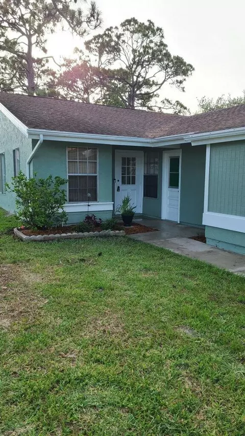 1720 SE Linpark Ct, Port Saint Lucie, FL 34952