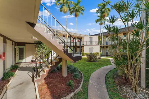 2 Greenway Vlg N #110, Royal Palm Beach, FL 33411