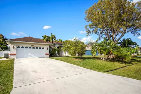 395 SW De Gouvea Ter, Port Saint Lucie, FL 34984