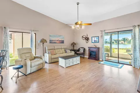 10 Buxton Ln, Boynton Beach, FL 33426