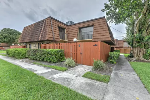 1440 N Lawnwood Cir #17-C, Fort Pierce, FL 34950
