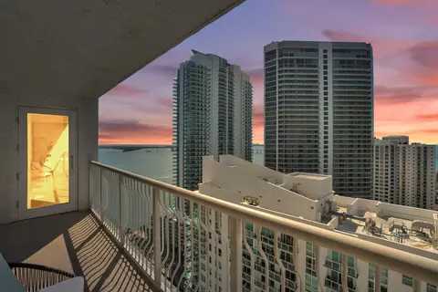 1200 Brickell Bay Dr #3215, Miami, FL 33131