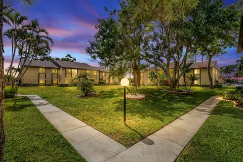 416 Pine Glen Ln #D2, Greenacres, FL 33463
