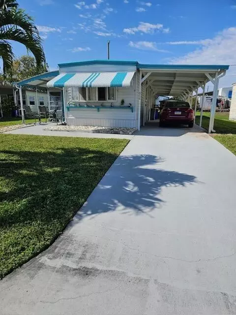 8116 SE Wren Ave, Hobe Sound, FL 33455