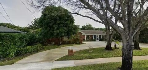 521 Overlook Dr, North Palm Beach, FL 33408