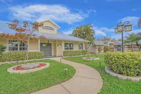 725 Carnation Dr, Sebastian, FL 32958