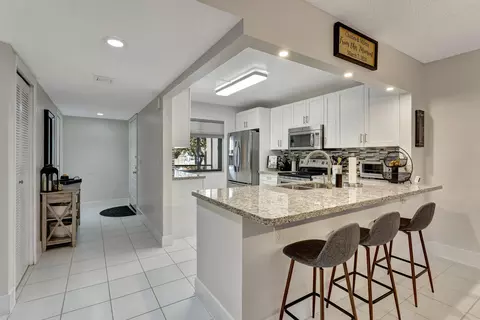 398 Lakeview Dr #103, Weston, FL 33326