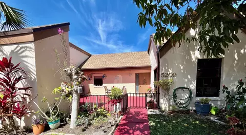 5209 Tarregon Ln, Palm Beach Gardens, FL 33418