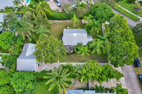 8955 SE Plato Ter, Hobe Sound, FL 33455