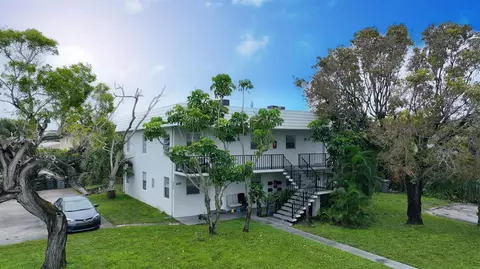 906 Foresteria Dr, Lake Park, FL 33403