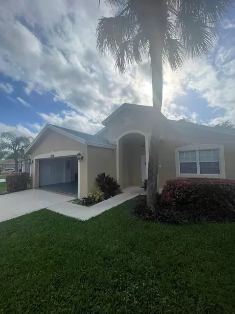 1048 Park Hill Dr, Haverhill, FL 33417