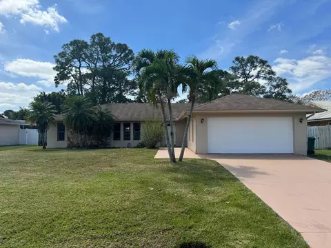 1026 SE Albatross Ave, Port Saint Lucie, FL 34983