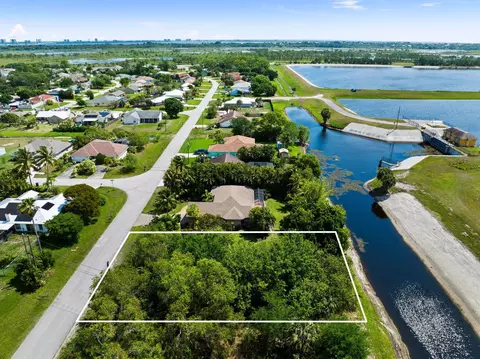 2668 SE Blackwell Dr, Port St Lucie, FL 34953