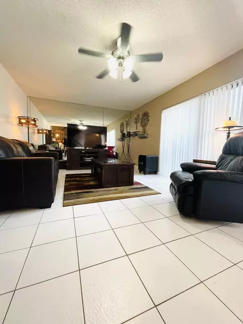 2558 Lakeview Ct, Hollywood, FL 33026