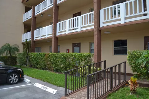 8901 Sunrise Lks #103, Sunrise, FL 33322