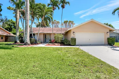 226 Parkwood S, Royal Palm Beach, FL 33411