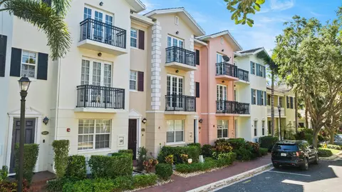 1011 W Heritage Club Cir, Delray Beach, FL 33483