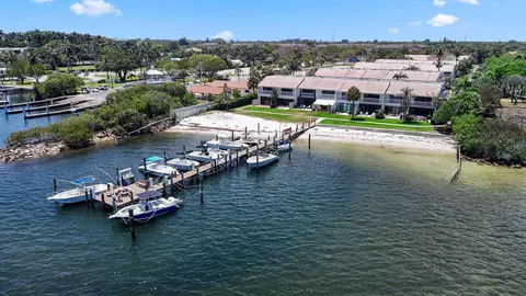 702 NE 20th Ln, Boynton Beach, FL 33435