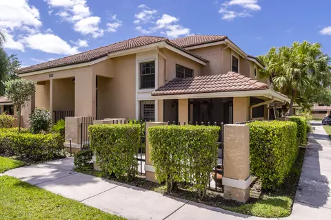362 Prestwick Cir #2, Palm Beach Gardens, FL 33418