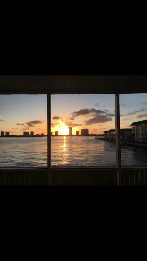 2936 Lake Shore Dr #203, Riviera Beach, FL 33404