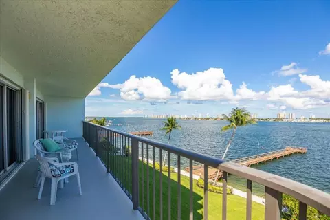 3040 Lake Shore Dr #505, Riviera Beach, FL 33404