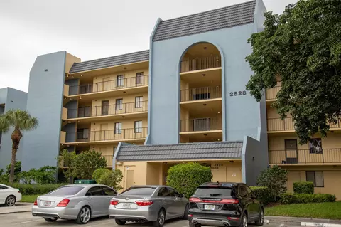 2828 Tennis Club Dr #403, West Palm Beach, FL 33417