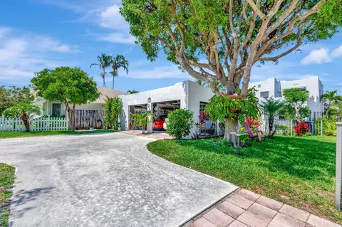 1131 N Lakeside Dr, Lake Worth Beach, FL 33460