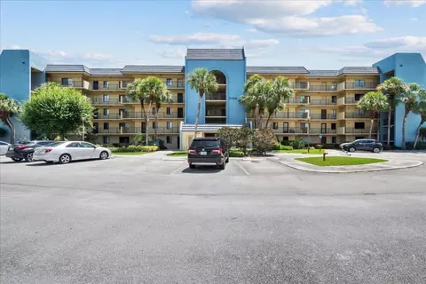 2786 Tennis Club Dr #208, West Palm Beach, FL 33417