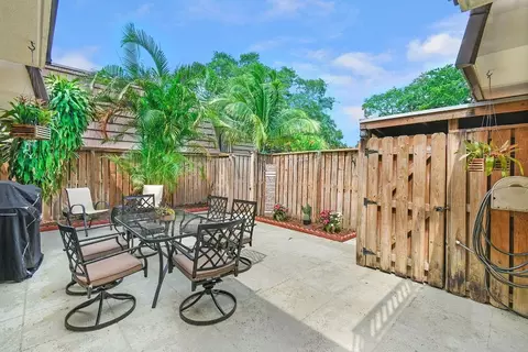 517 5th Ct, Palm Beach Gardens, FL 33410