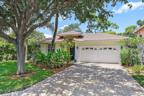 121 Hidden Hollow Dr, Palm Beach Gardens, FL 33418