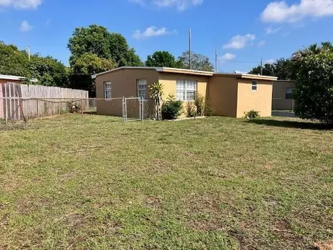 3901 Plum Tree Dr, Lake Worth, FL 33462