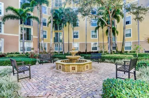 630 S Sapodilla Ave #402, West Palm Beach, FL 33401