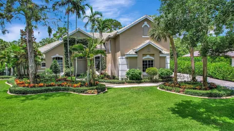 827 Forest Glen Ln, Wellington, FL 33414