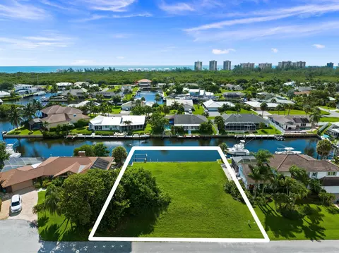 126 Queen Catherina Ct, Hutchinson Island, FL 34949